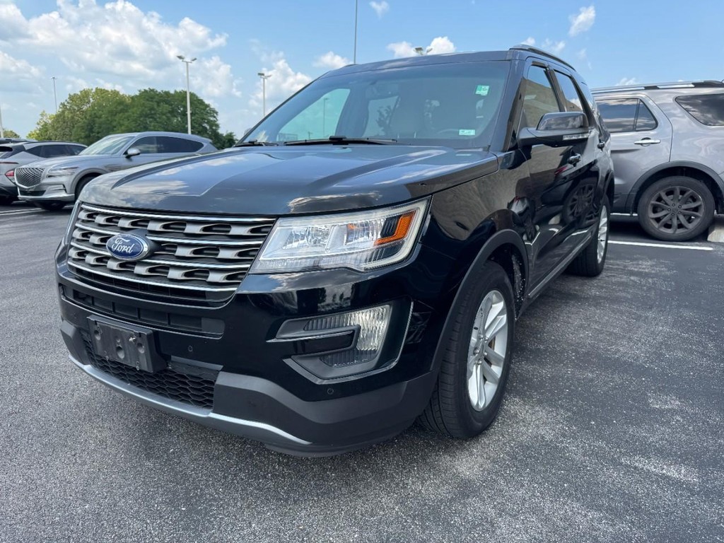 Ford Explorer Vehicle Full-screen Gallery Image 03