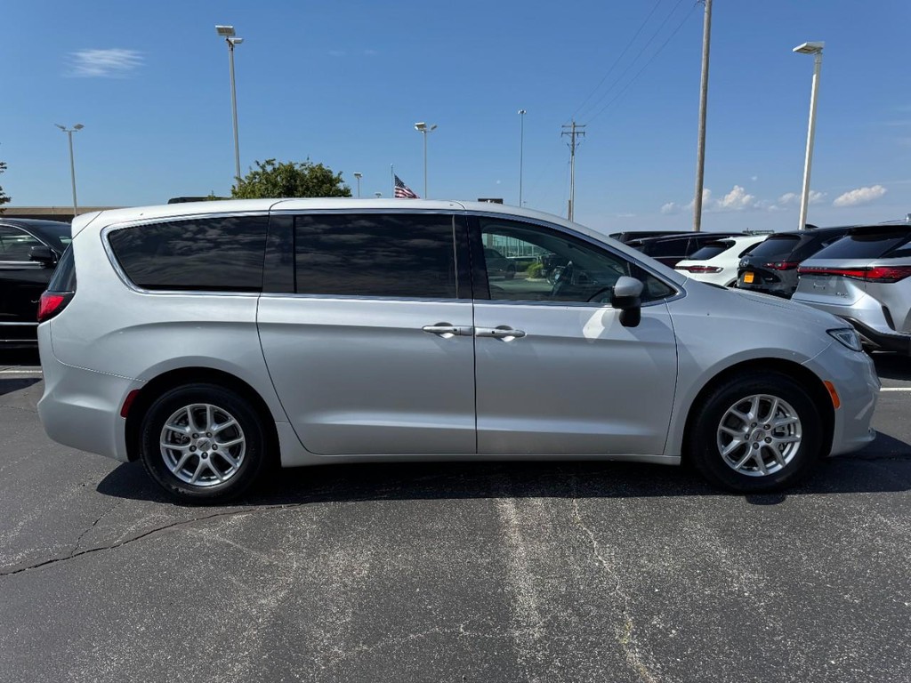 Chrysler Pacifica Vehicle Full-screen Gallery Image 02
