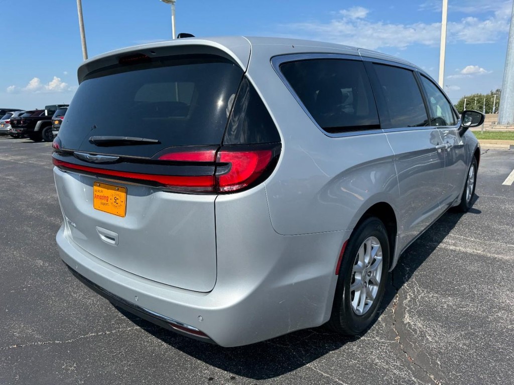 Chrysler Pacifica Vehicle Full-screen Gallery Image 03