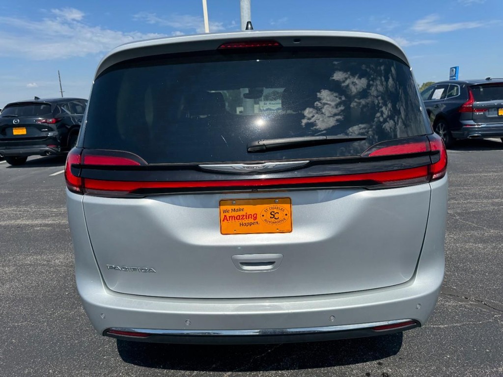 Chrysler Pacifica Vehicle Full-screen Gallery Image 04