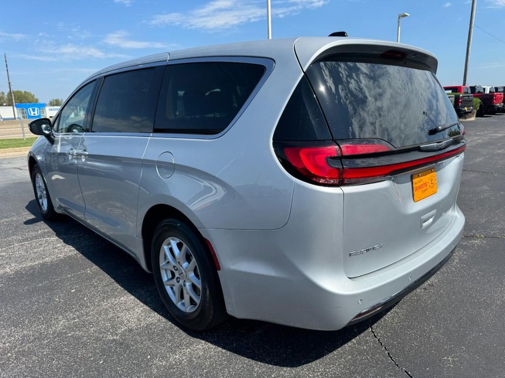 Chrysler Pacifica Vehicle Full-screen Gallery Image 05
