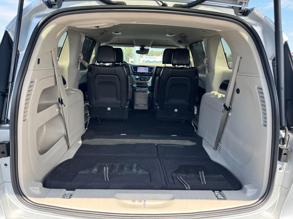 Chrysler Pacifica Vehicle Full-screen Gallery Image 06