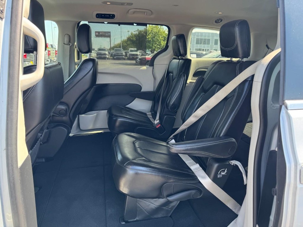 Chrysler Pacifica Vehicle Full-screen Gallery Image 10