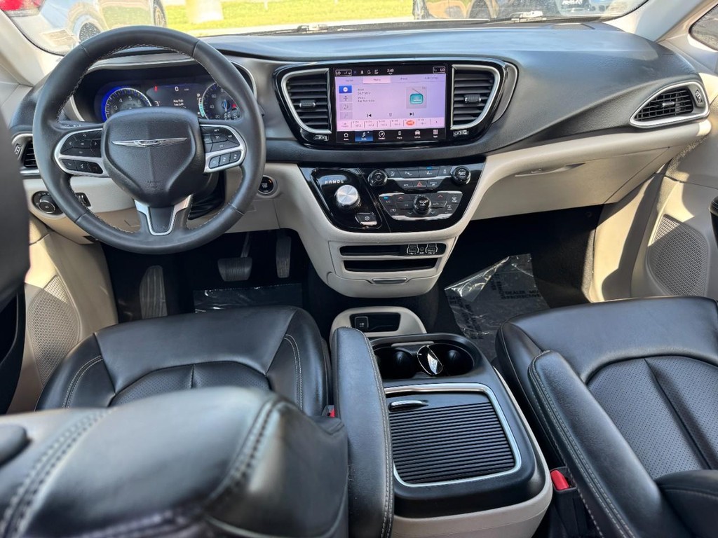 Chrysler Pacifica Vehicle Full-screen Gallery Image 11