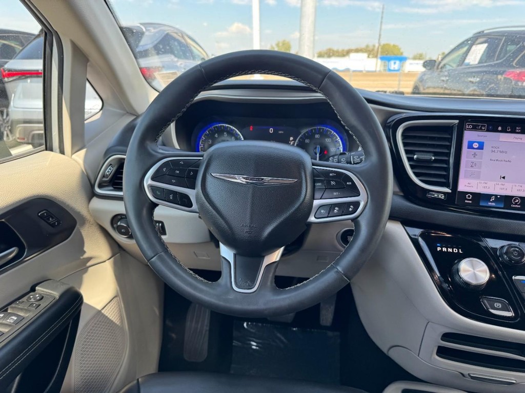 Chrysler Pacifica Vehicle Full-screen Gallery Image 12