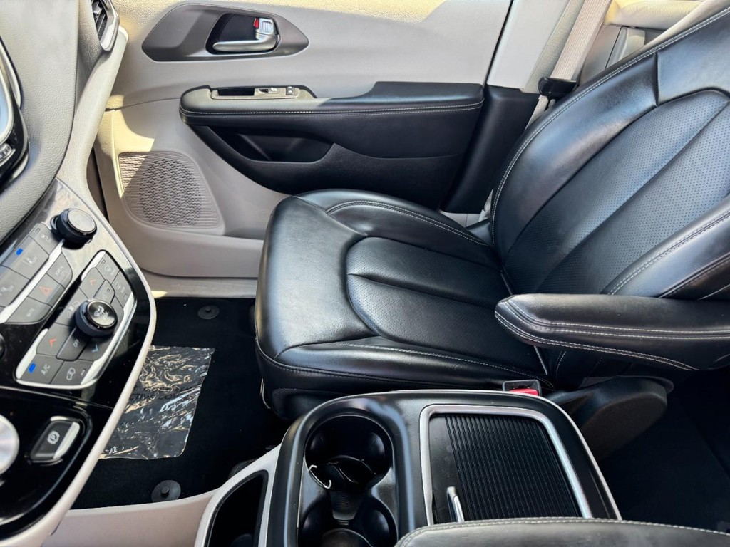 Chrysler Pacifica Vehicle Full-screen Gallery Image 13