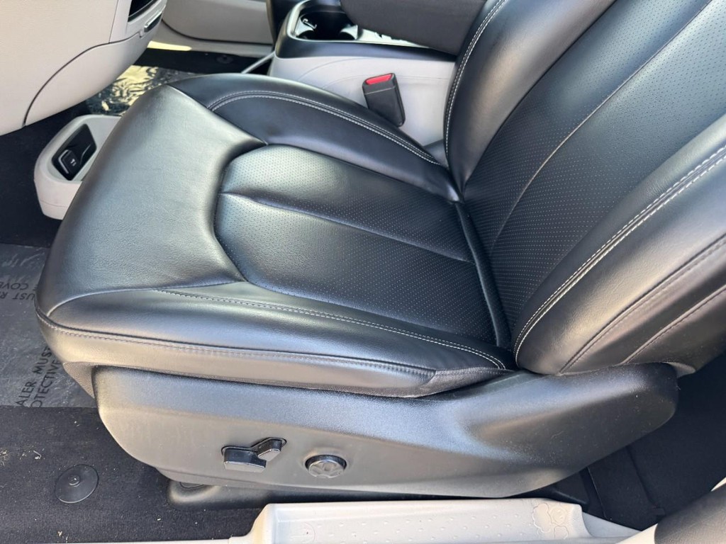 Chrysler Pacifica Vehicle Full-screen Gallery Image 14
