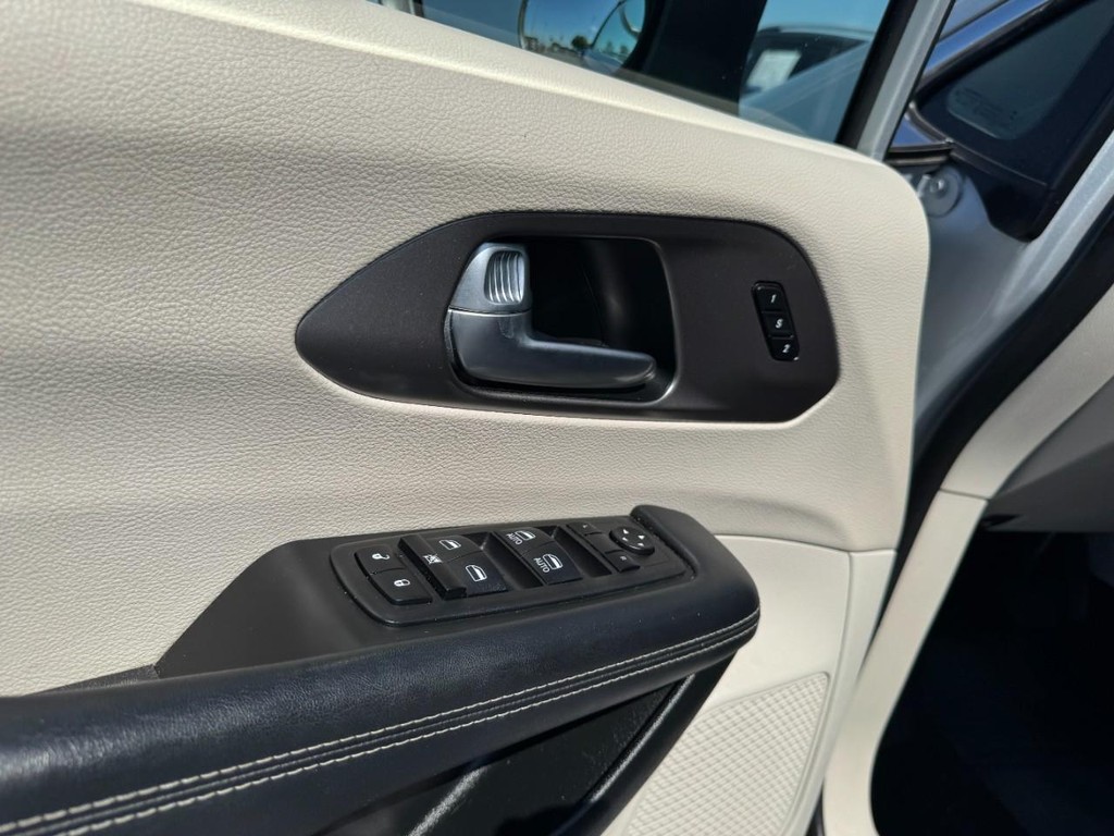 Chrysler Pacifica Vehicle Full-screen Gallery Image 15