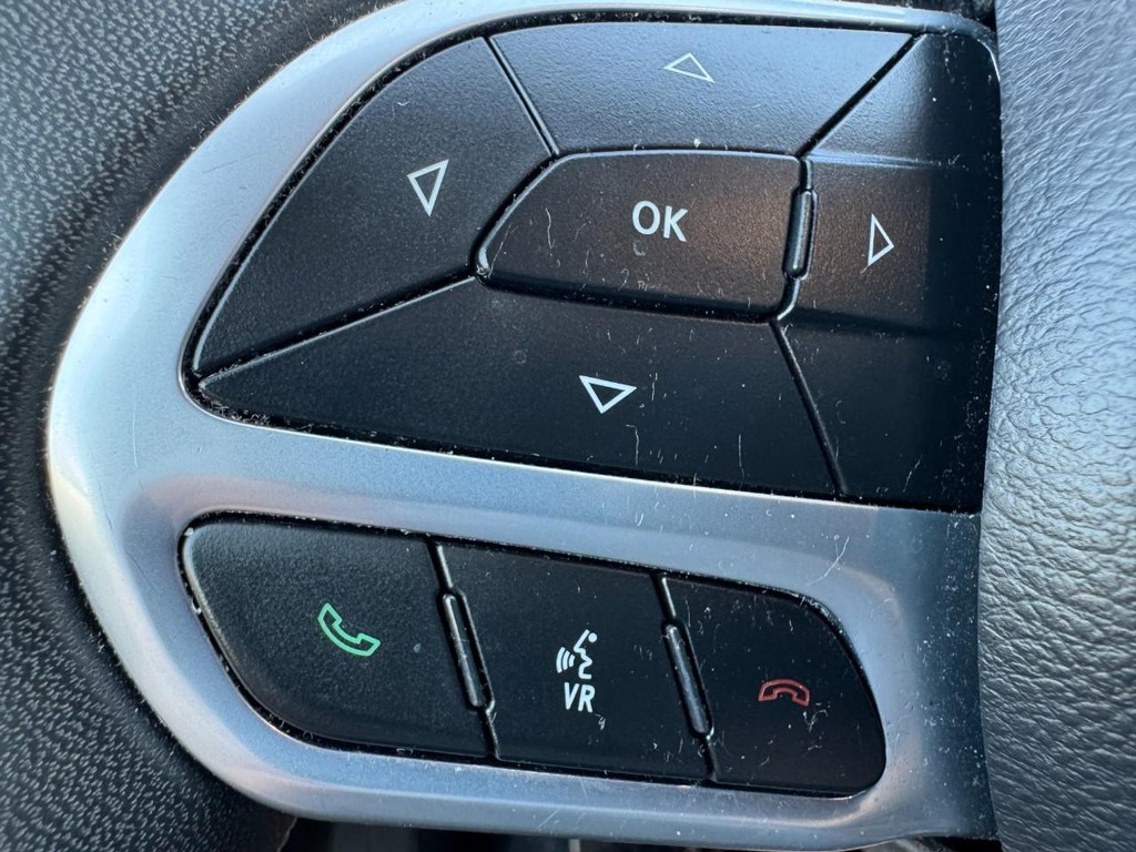 Chrysler Pacifica Vehicle Full-screen Gallery Image 16