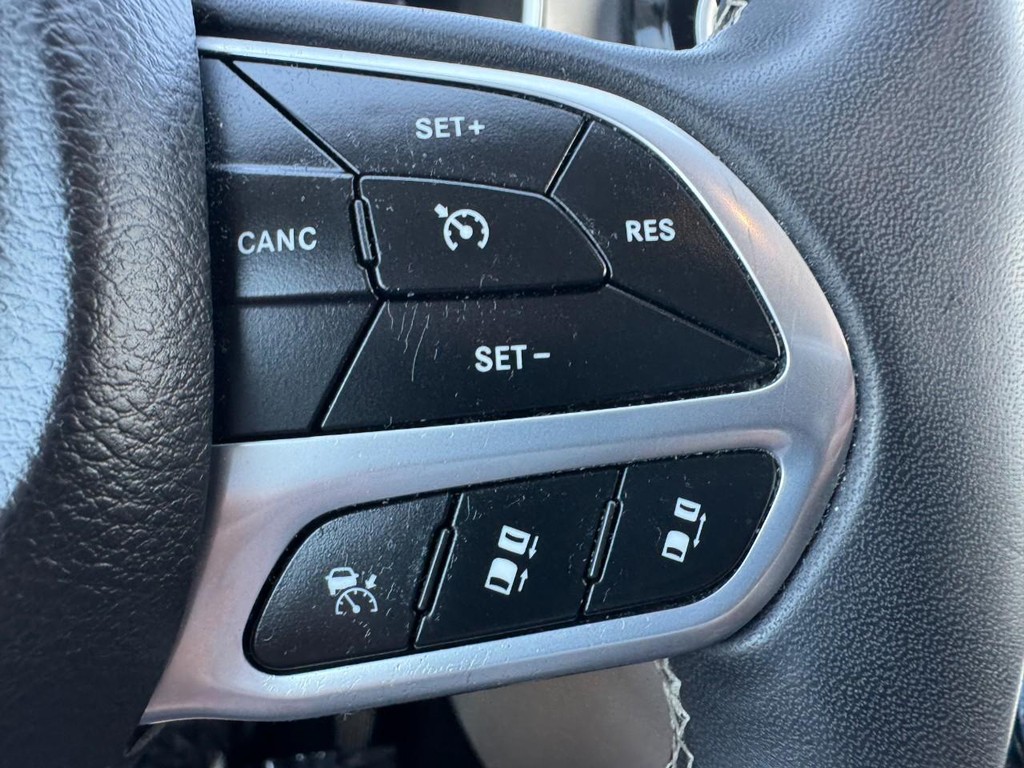 Chrysler Pacifica Vehicle Full-screen Gallery Image 17