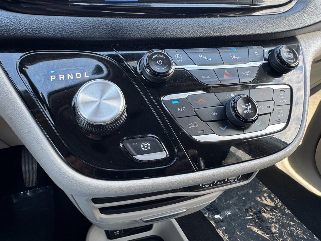 Chrysler Pacifica Vehicle Full-screen Gallery Image 18