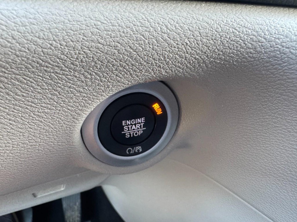 Chrysler Pacifica Vehicle Full-screen Gallery Image 21
