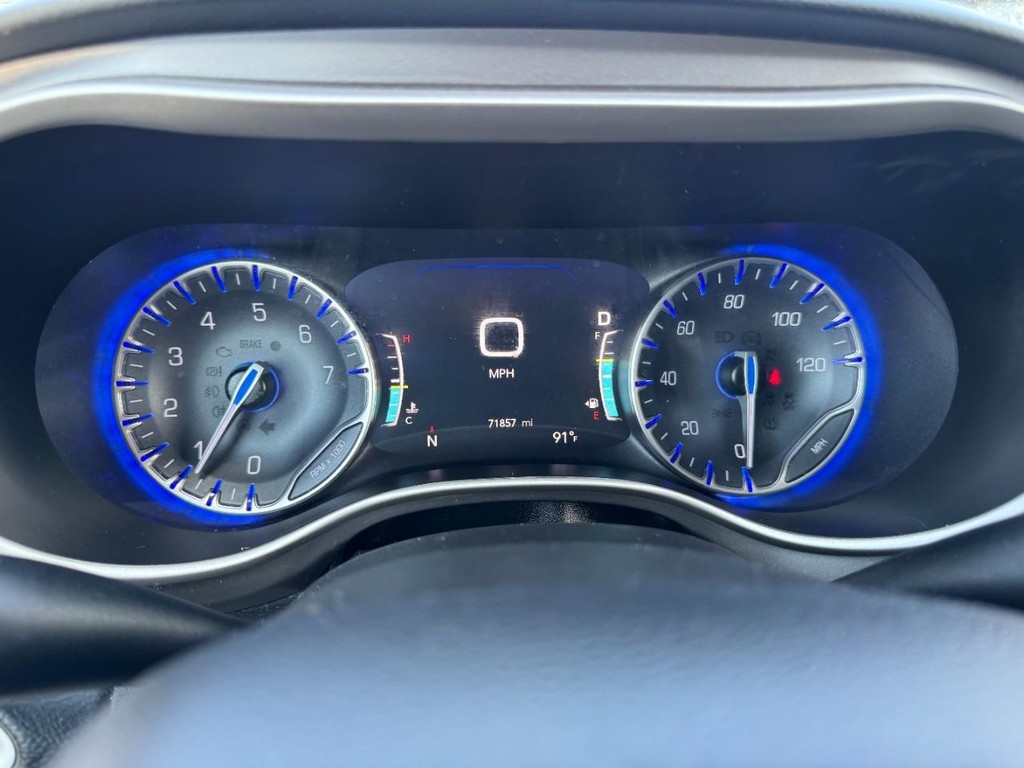 Chrysler Pacifica Vehicle Full-screen Gallery Image 22