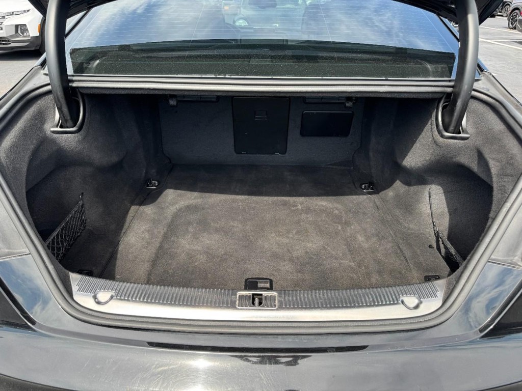Audi A8 L Vehicle Full-screen Gallery Image 06