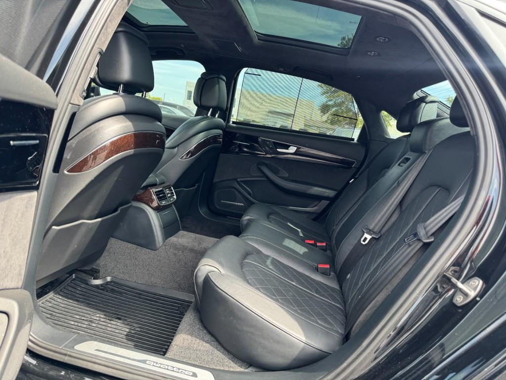 Audi A8 L Vehicle Full-screen Gallery Image 10