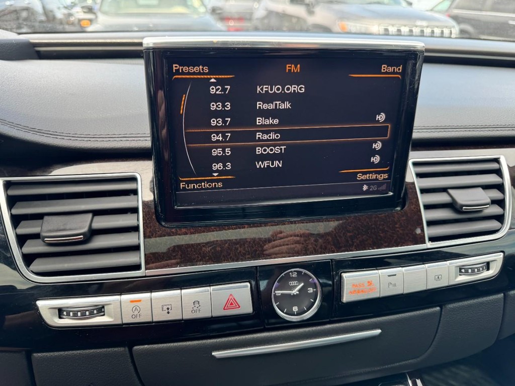 Audi A8 L Vehicle Full-screen Gallery Image 20