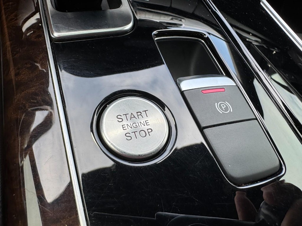Audi A8 L Vehicle Full-screen Gallery Image 21