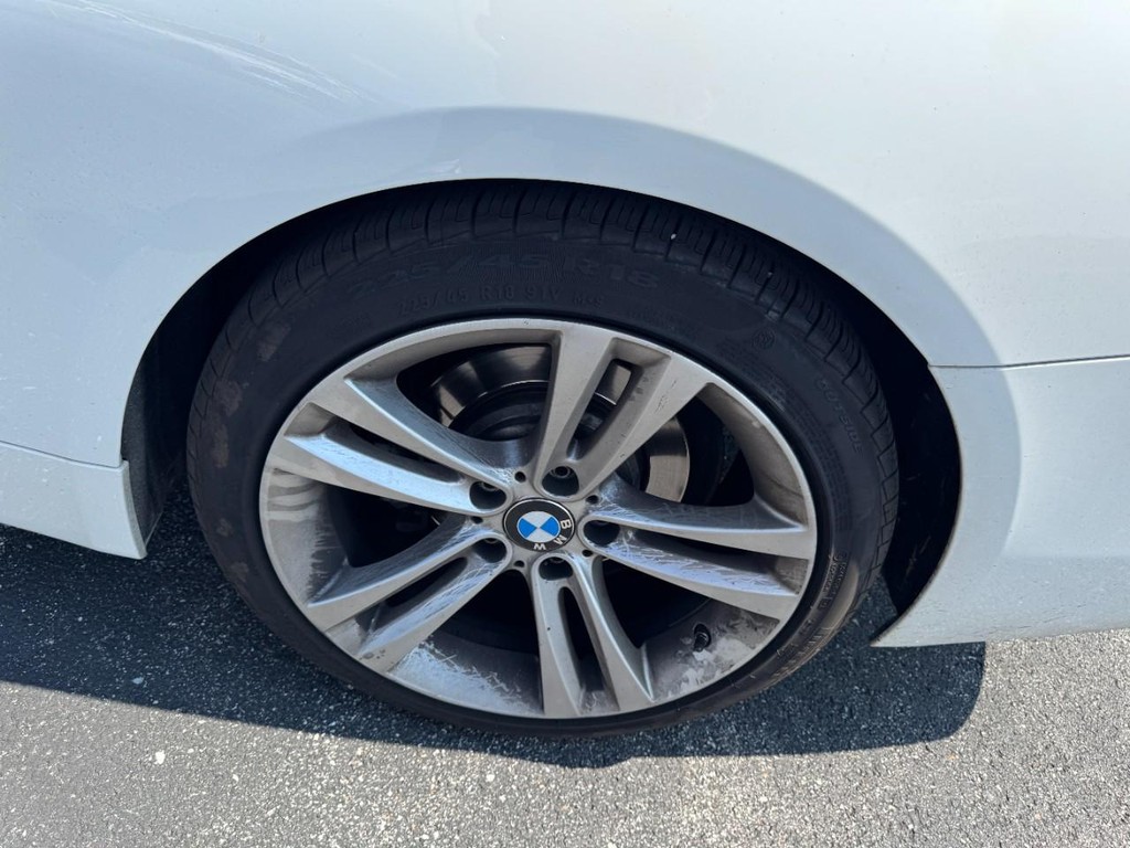 BMW 4 Series Vehicle Full-screen Gallery Image 04