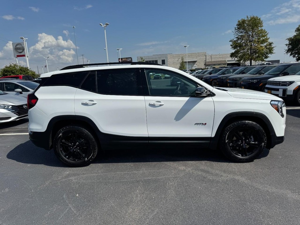 GMC Terrain Vehicle Full-screen Gallery Image 02