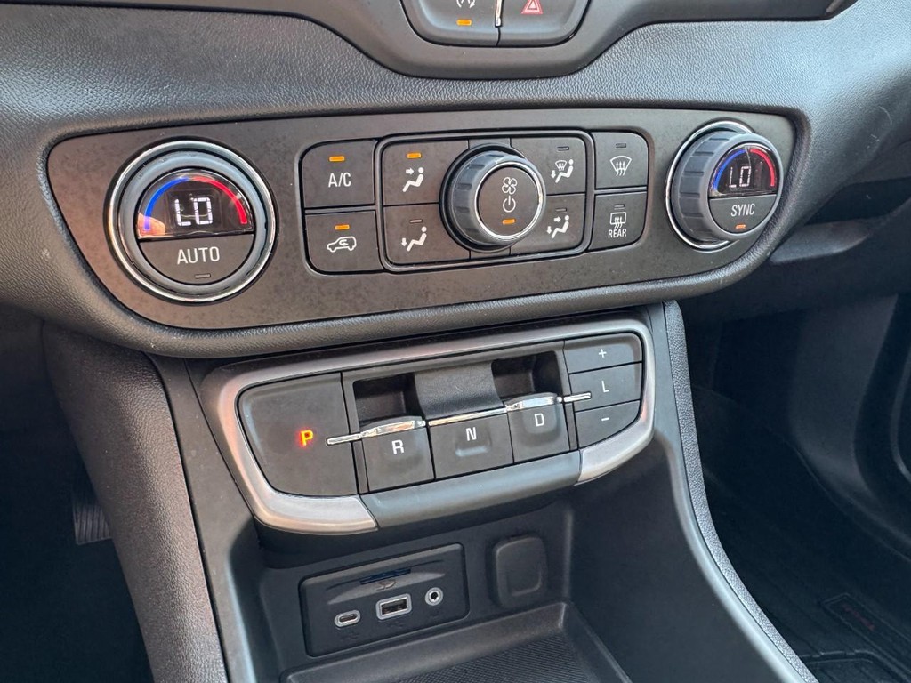 GMC Terrain Vehicle Full-screen Gallery Image 19