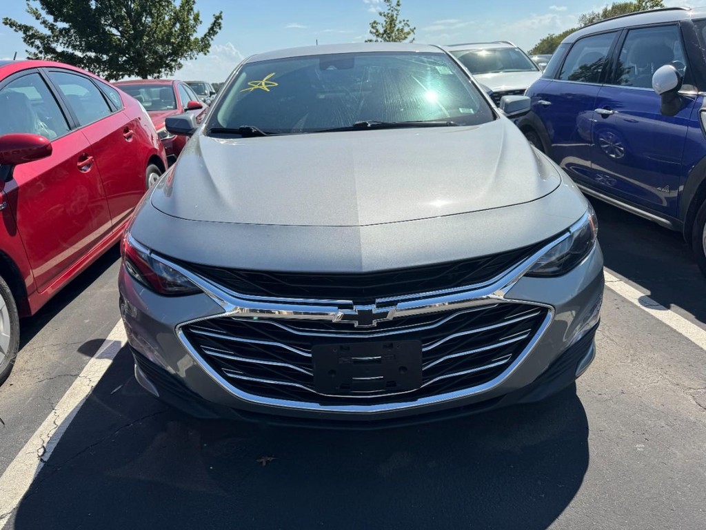 Chevrolet Malibu Vehicle Full-screen Gallery Image 02