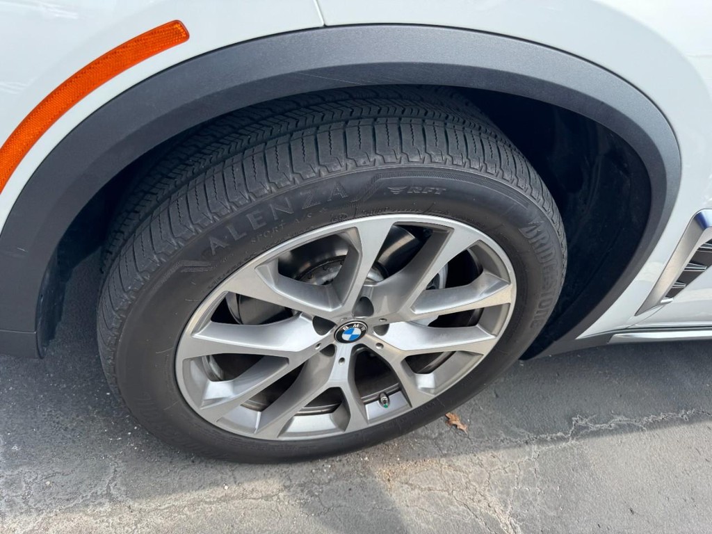 BMW X5 Vehicle Full-screen Gallery Image 04