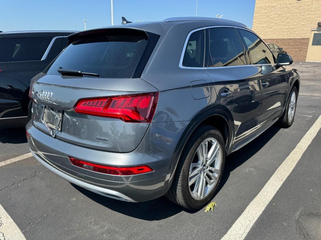 Audi Q5 Vehicle Full-screen Gallery Image 02