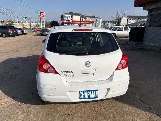 Nissan Versa Vehicle Full-screen Gallery Image 04