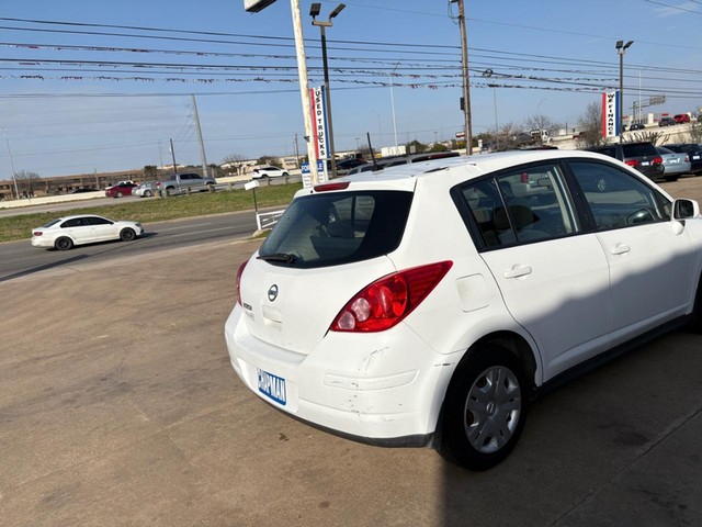 Nissan Versa Vehicle Full-screen Gallery Image 05