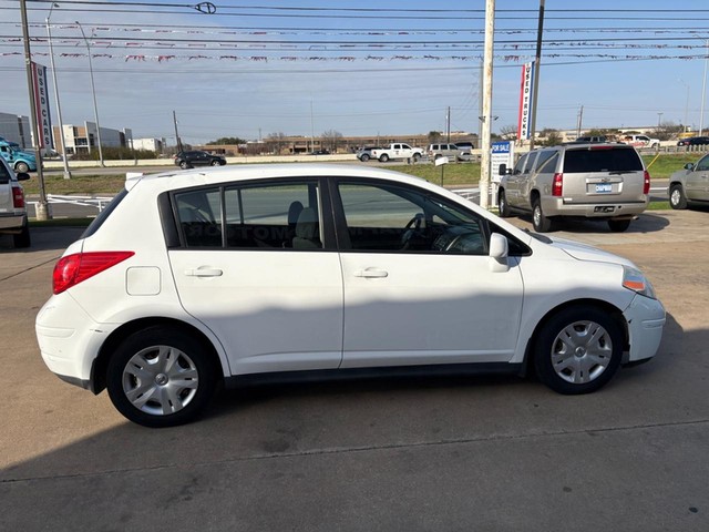 Nissan Versa Vehicle Full-screen Gallery Image 06