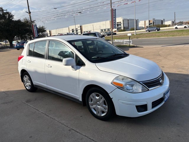 Nissan Versa Vehicle Full-screen Gallery Image 07