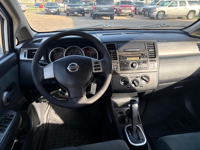 Nissan Versa Vehicle Full-screen Gallery Image 09