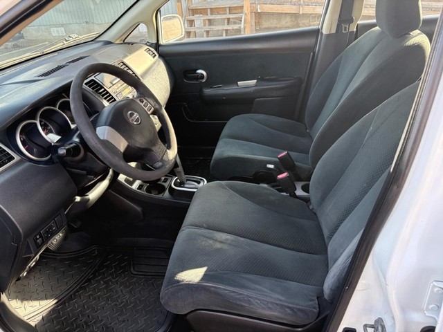 Nissan Versa Vehicle Full-screen Gallery Image 10