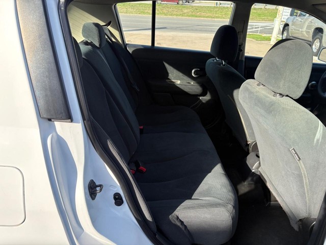 Nissan Versa Vehicle Full-screen Gallery Image 11