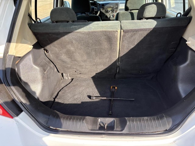 Nissan Versa Vehicle Full-screen Gallery Image 12