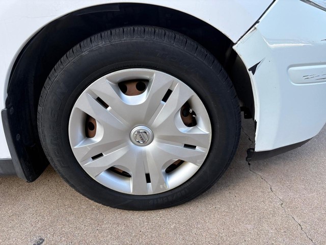 Nissan Versa Vehicle Full-screen Gallery Image 13