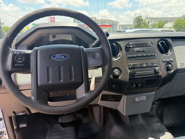 Ford Super Duty F-250 SRW Vehicle Full-screen Gallery Image 09