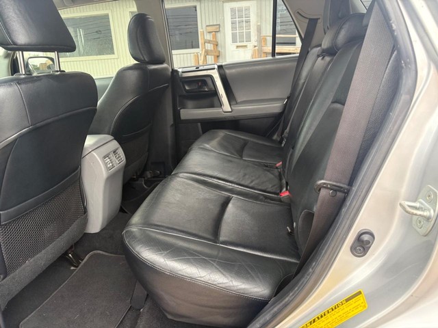 Toyota 4Runner Vehicle Full-screen Gallery Image 11