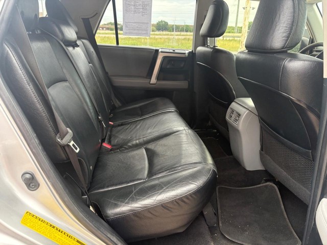 Toyota 4Runner Vehicle Full-screen Gallery Image 13