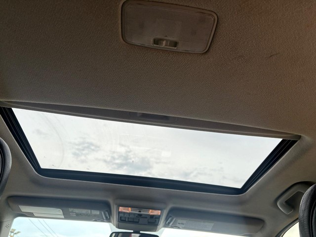 Toyota 4Runner Vehicle Full-screen Gallery Image 16