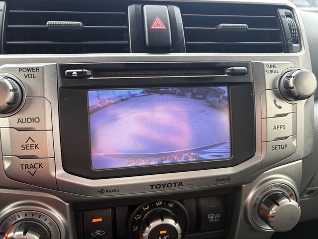 Toyota 4Runner Vehicle Full-screen Gallery Image 17