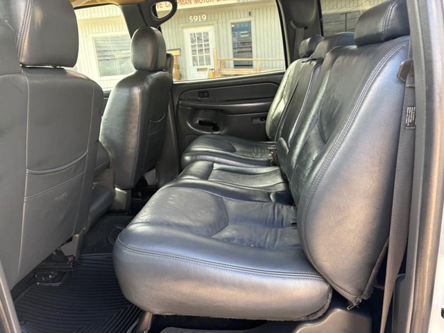 Chevrolet Silverado 2500 Crew Cab Vehicle Full-screen Gallery Image 10