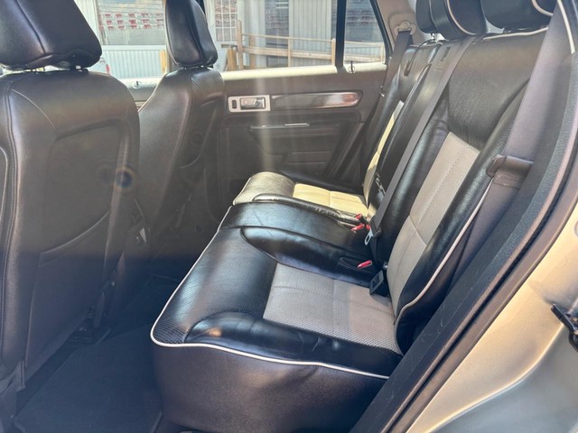 Lincoln MKX Vehicle Full-screen Gallery Image 11