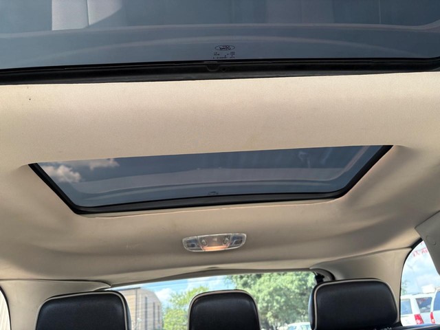 Lincoln MKX Vehicle Full-screen Gallery Image 16