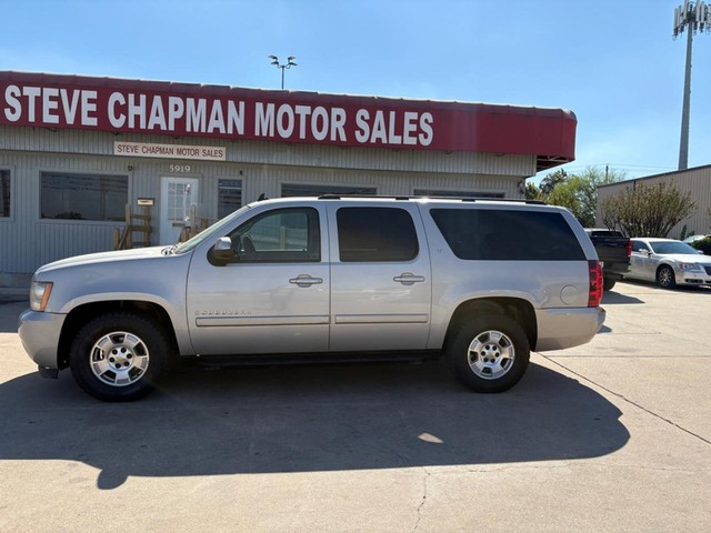 Chevrolet Suburban Vehicle Full-screen Gallery Image 02