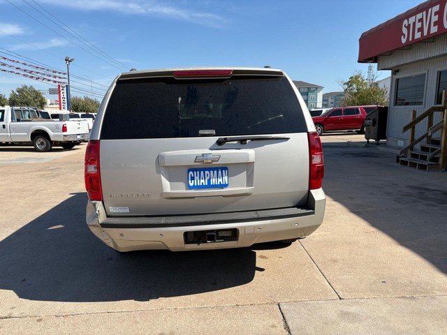 Chevrolet Suburban Vehicle Full-screen Gallery Image 04