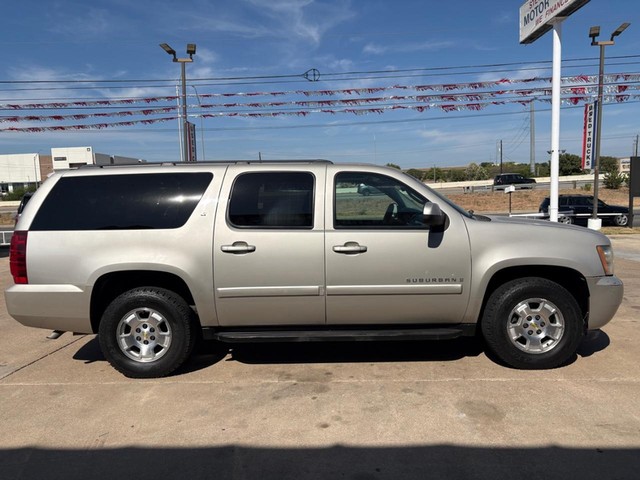 Chevrolet Suburban Vehicle Full-screen Gallery Image 06