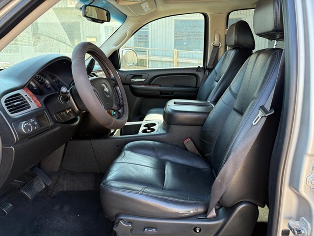 Chevrolet Suburban Vehicle Full-screen Gallery Image 09