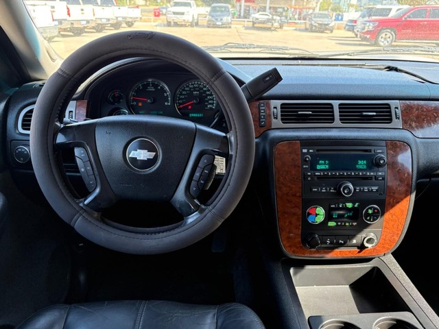 Chevrolet Suburban Vehicle Full-screen Gallery Image 10