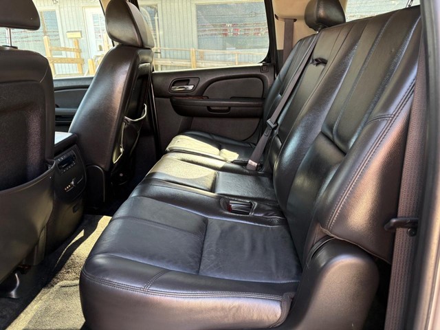 Chevrolet Suburban Vehicle Full-screen Gallery Image 11